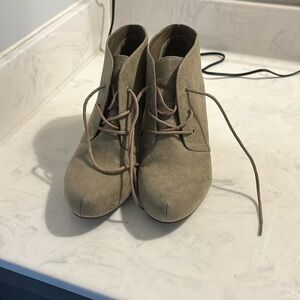 Tan heel shoes